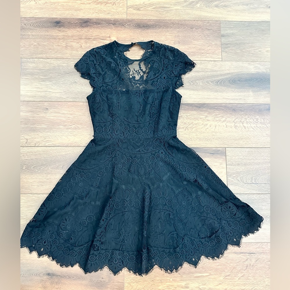 In good condition lace dress
